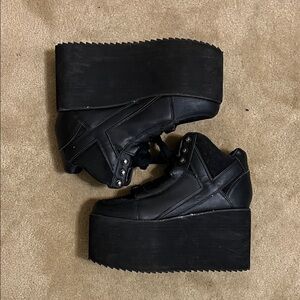 YRU Qozmo Hi-Black Platform Sneakers